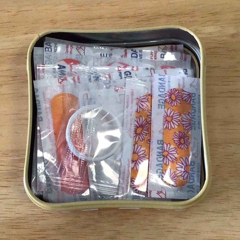 Careus 21 Count First Aid Kit - Picture 7 of 10